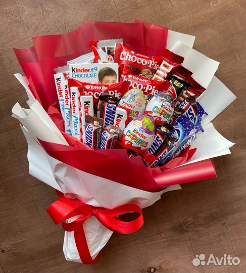Сладкий букет из киндеров девушке