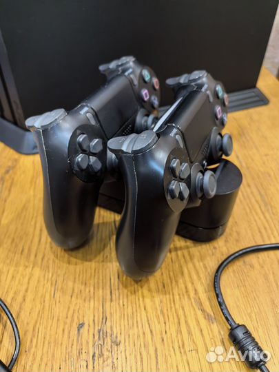 Комплект Ps4 pro в идеальном состоянии