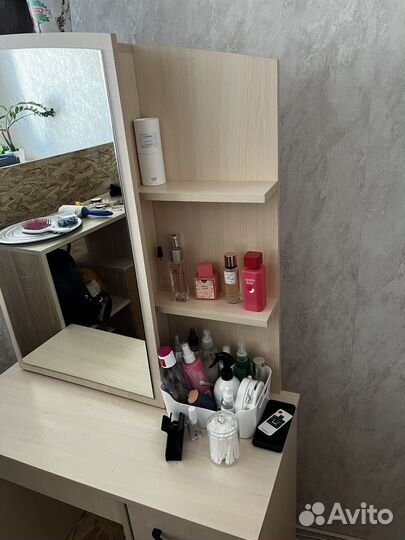 Туалетный столик с зеркалом