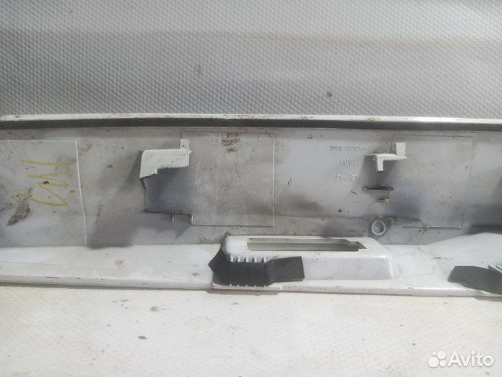 Накладка двери багажника задняя Nissan Qashqai J10