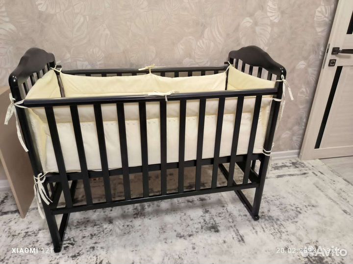 Детская кроватка с продольным маятником