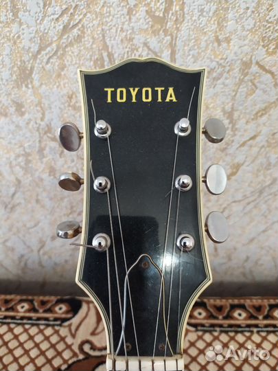 Полуакустическая гитара