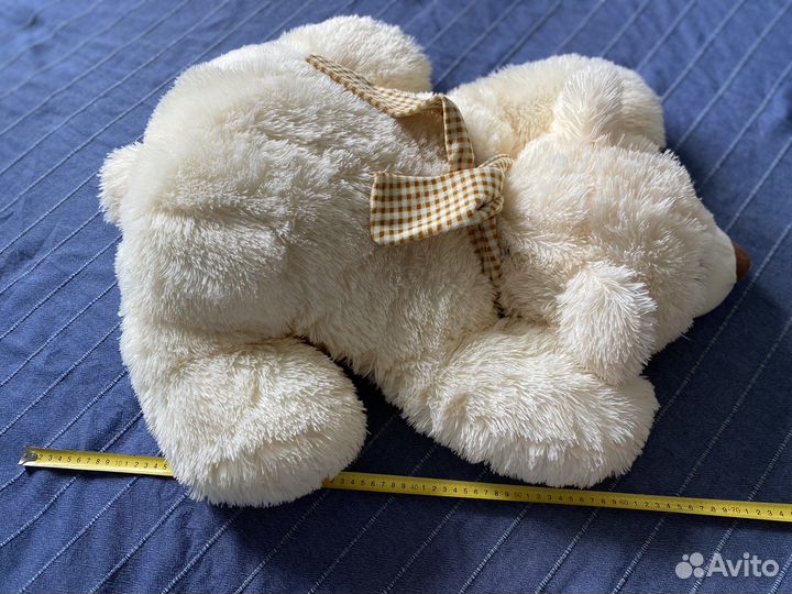 Большой белый плюшевый медведь мишка