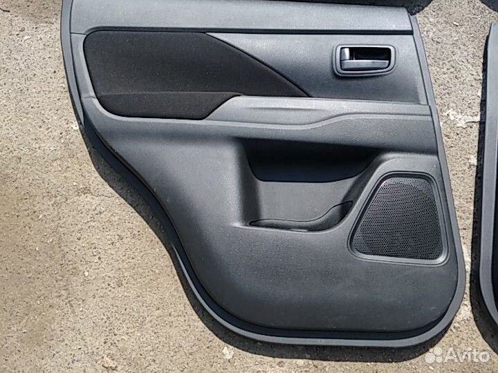 Обшивки дверей Mitsubishi Outlander 3 2019 год