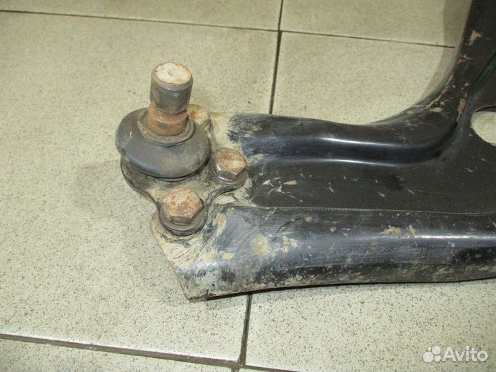 Рычаг передний правый Peugeot 207