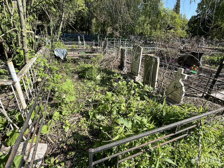 Уборка могил на кладбище