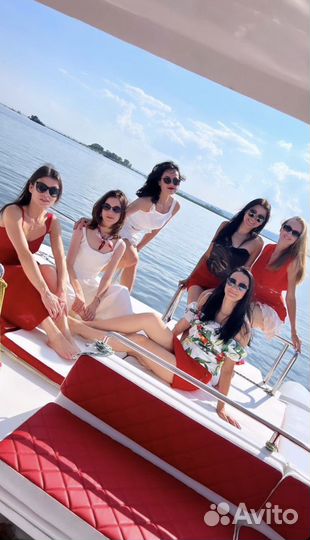 Моторная яхта с капитаном в прокат