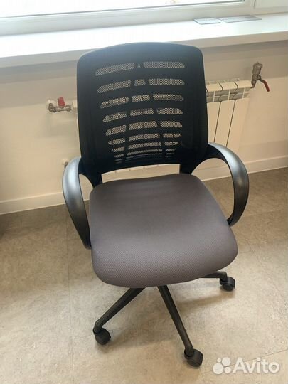 Стул офисный на колесах