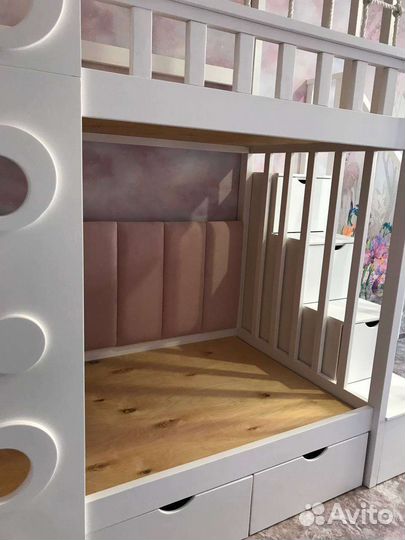 Кровать мягкая спинка скалодром