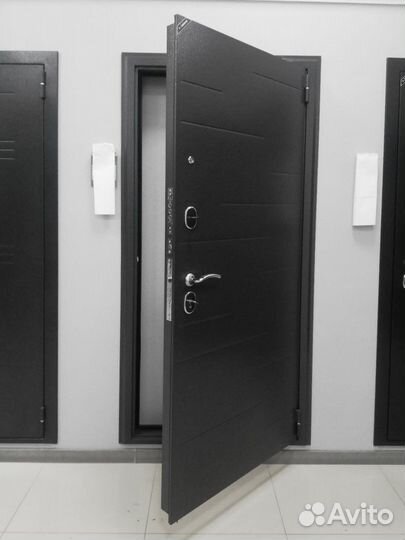 Дверь входная с зеркалом