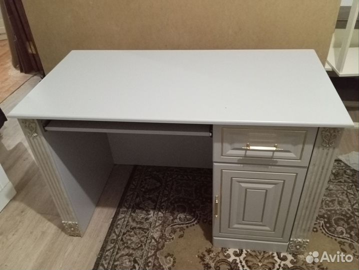 Компьютерный стол с вытяжкой новый