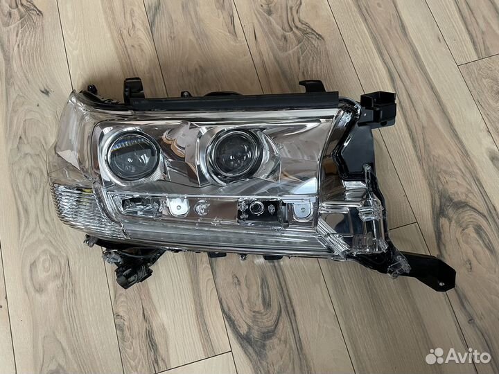 Фара правая toyota land cruiser 200
