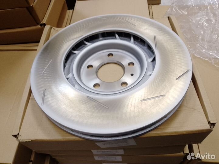 Передний тормозной диск Porsche Macan 95B615301