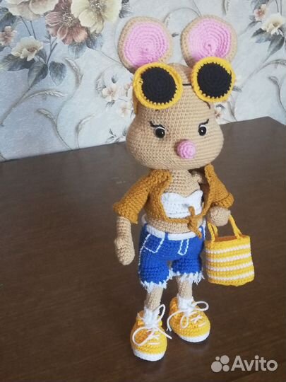 Вязанная мышь в кедах