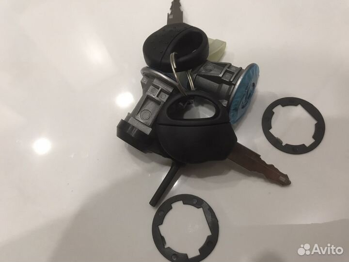 Личинки дверей Peugeot 206 с ключами