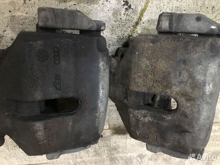 Суппорт передний тормозной VW Passat CC 2011г