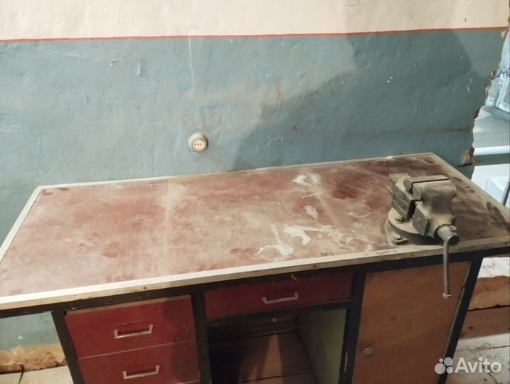 Верстак с тисками