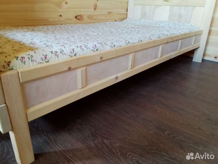 Кровать из массива дерева