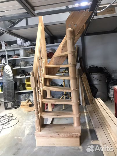 Лестница деревянная поворотная