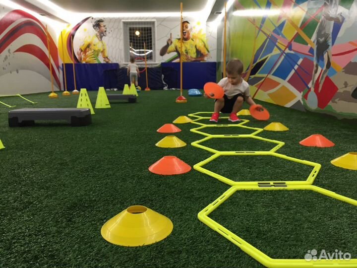 Аренда футбольного зала 80кв.м искусственный газон
