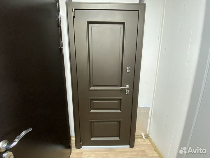 Дверь железная в дом или коттедж