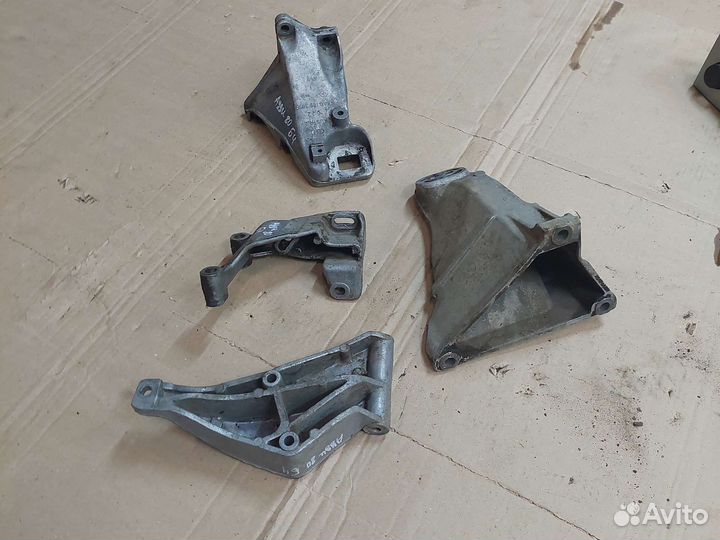 Кронштейн двигателя Audi 80 B4 B3 1988-1995