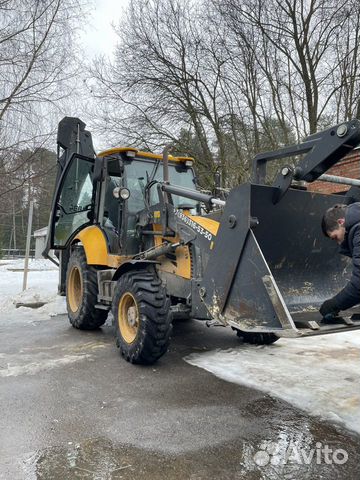 Разроботка грунта экскаватором jcb