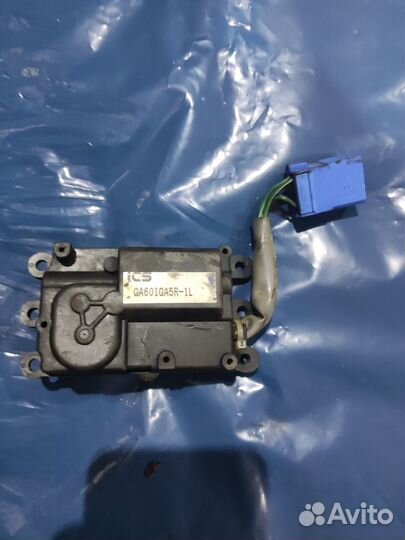 Моторчик заслонки отопителя Mazda 626 мазда