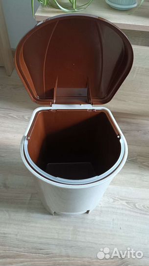 Мусорное ведро урна с педалью. Ведро для воды