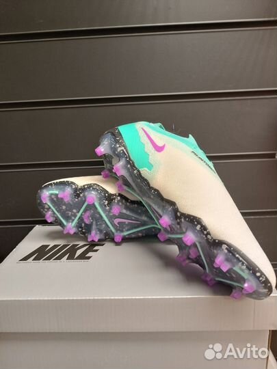Футбольные бутсы Nike Phantom