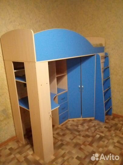 Детская кровать двухъярусная с лестницей