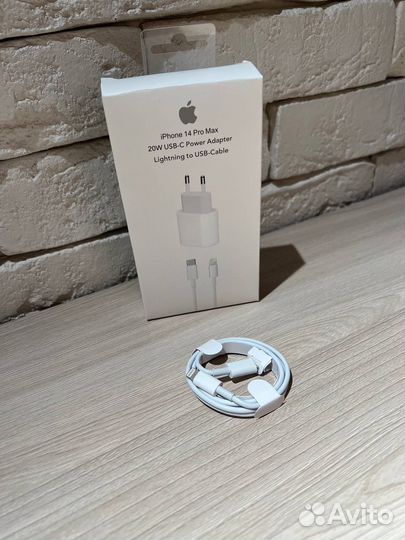 Зарядный шнур на iPhone