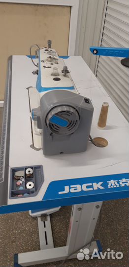 Продам швейную машинку Jack F4