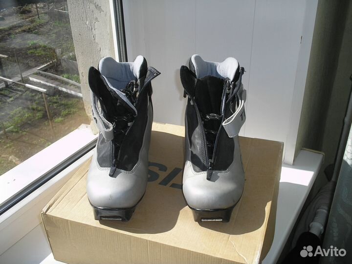 Продаю лыжные ботинки тиса