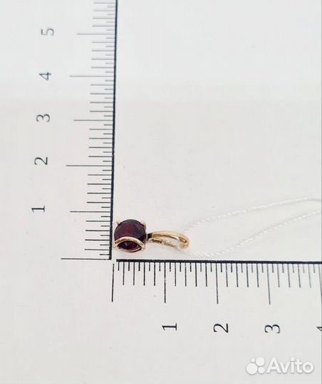 Золотая подвеска с камнем