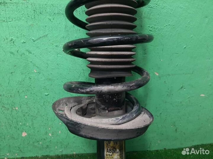 Стойка амортизатора передняя правая Opel Zafira C