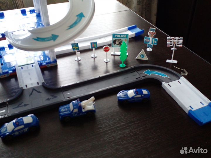 Трек с машинками и дорожными знаками