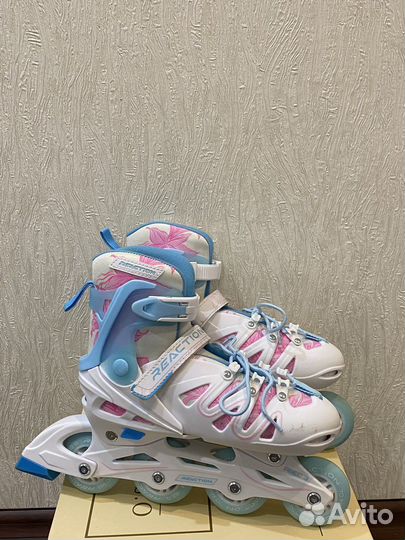 Комплект: роликовые коньки, шлем, набор защиты