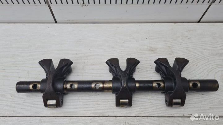 Ось коромысел левый Mitsubishi Galant 8 europe