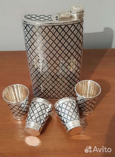 Набор фляжка и 4 стопки