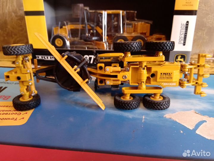 Масштабная модель грейдера John Deere 872