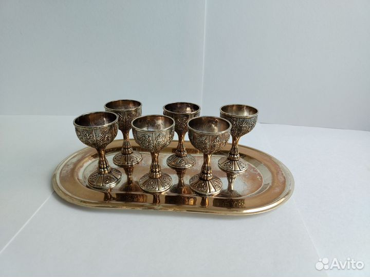 Набор мельхиоровых винтажных рюмок на подносе