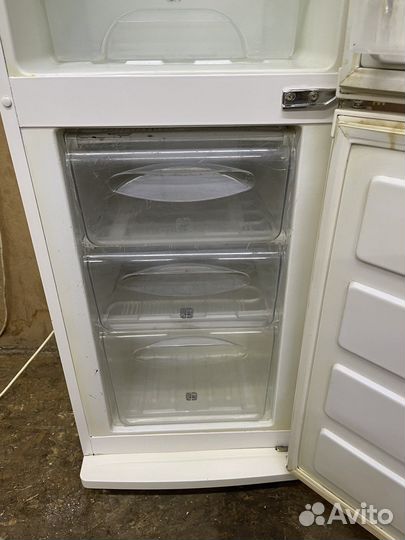 Узкий холодильник Samsung