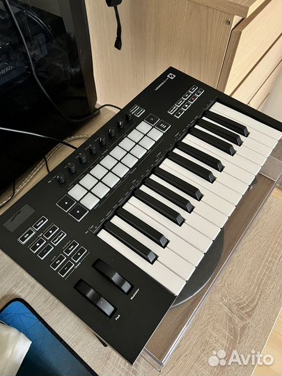 Midi контроллер Novation Launchkey 25 Mk3