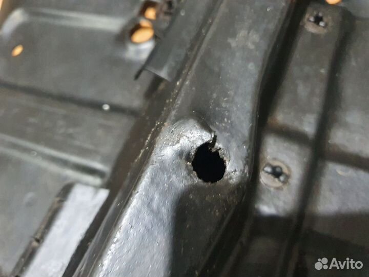 Левая защита моторного отсека тойота приус 20 2007