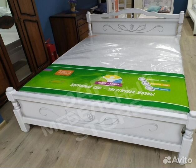 Кровать массив