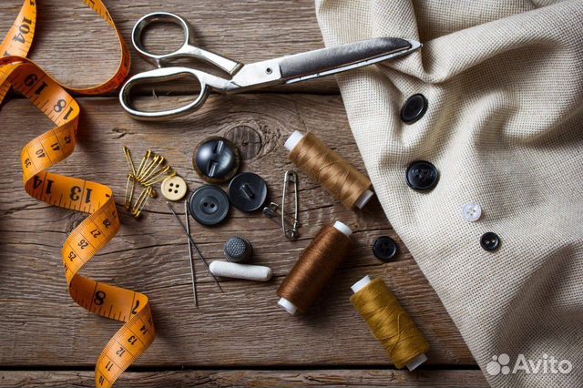 Швея портной в ателье