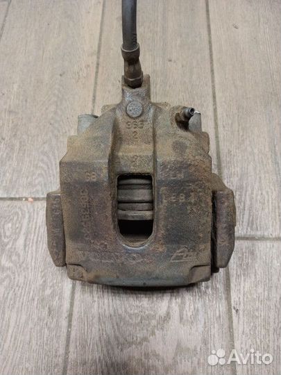 Суппорт тормозной задний левый Volvo XC90 рест