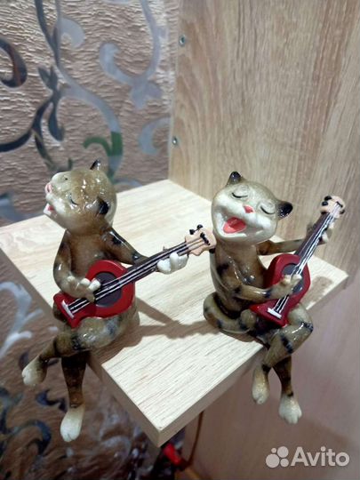 Кот с гитарой