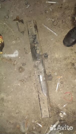 Балка поперечная Toyota Land Cruiser 200